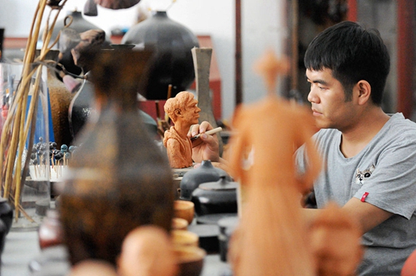 Young man polishes business with Chinese lacquerwork