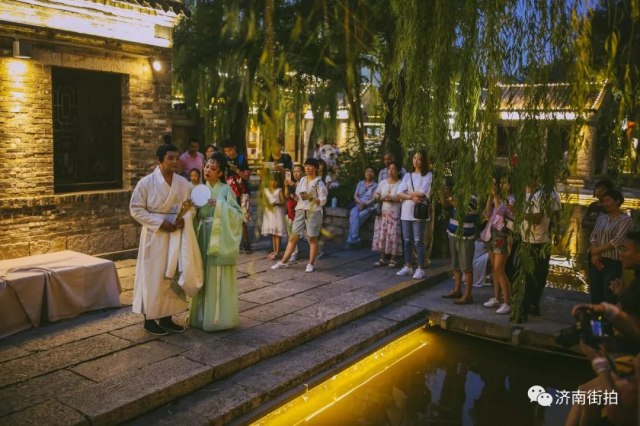 Baihuazhou street bathes in magical night fair