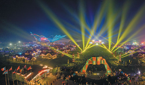 Revelers raise glasses to beautiful brews at Qingdao beer festival