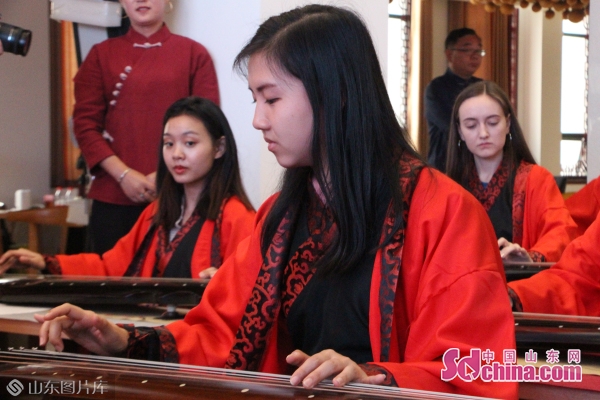 Foreigners experience Chinese zither culture in Jining