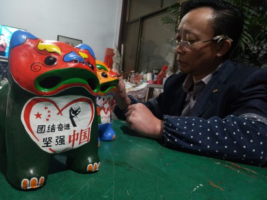 Shandong artists make clay figurines to support virus fight