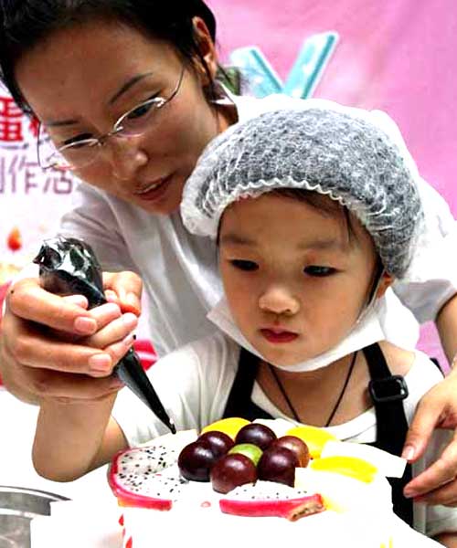Children learn to make cakes in Shandong