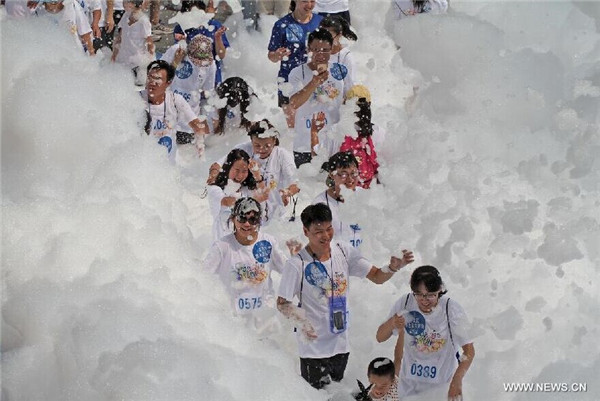 People have fun in 'Bubble Run' in Yantai[1]
