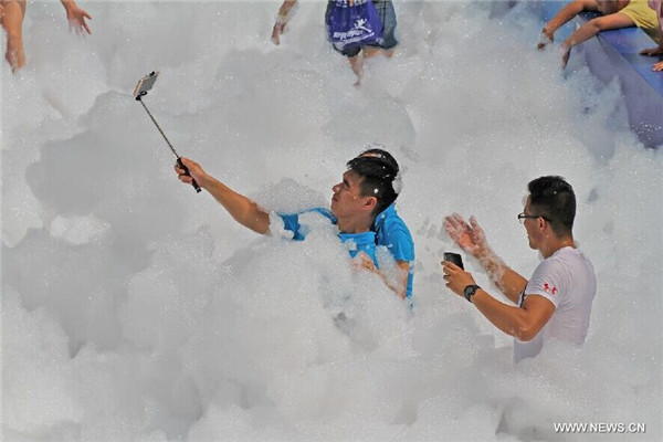 People have fun in 'Bubble Run' in Yantai