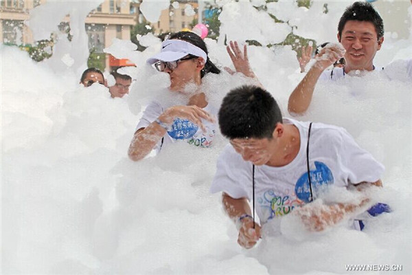 People have fun in 'Bubble Run' in Yantai[9]