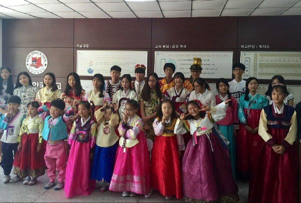 Media delegation visits Korean school in Yantai