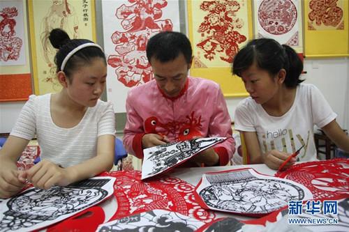 Paper-cutting master gives free lessons to teenagers