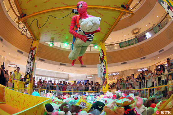 Have a try of human claw machine in Yantai