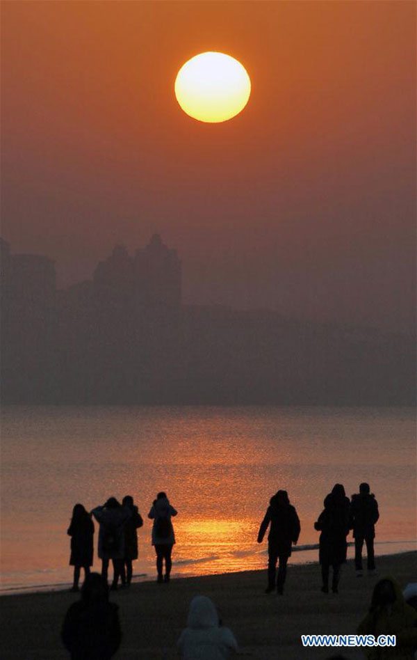 People view sunrise on New Year's Day in Yantai
