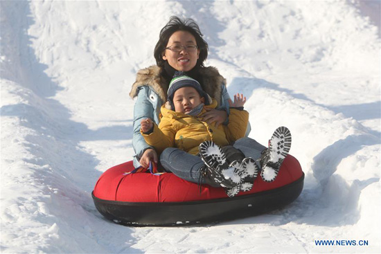 People enjoy winter time in Yantai