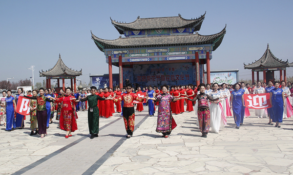 Cheongsam beauties welcome pear blossom festival