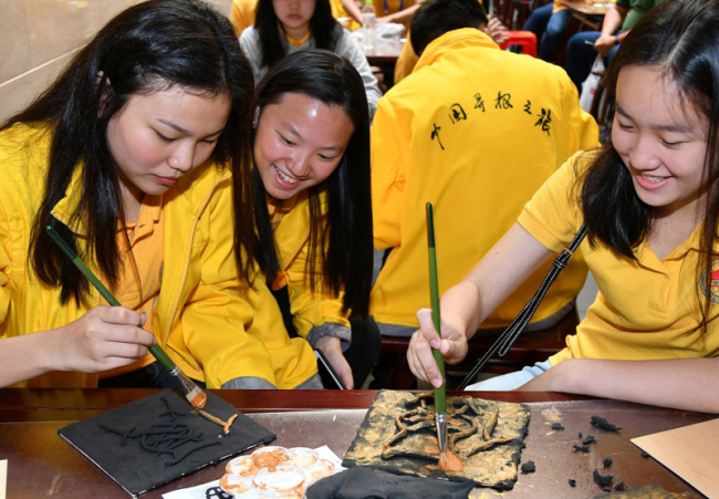 Philippine teenagers explore Chinese characters in Yantai
