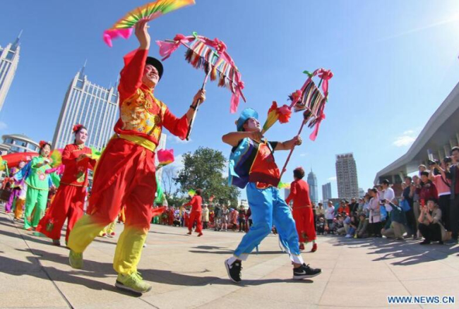 Folk artists perform at intangible cultural heritage exhibition in Yantai