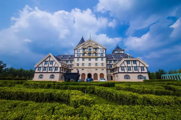 Breathtaking spring scenery of Chateau Changyu Castle