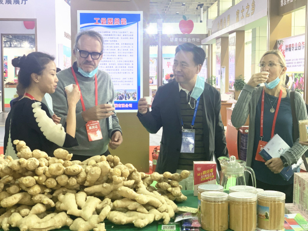 In pics: Yantai intl apple festival lures foreign visitors