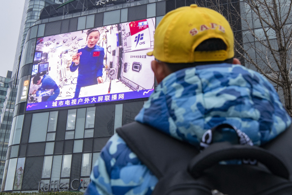 Chinese astronauts give lecture from space