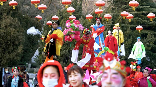 Penglai Pavilion dressed up for upcoming Spring Festival