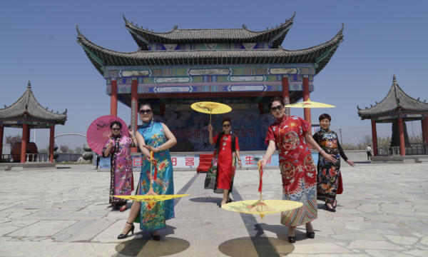 Cheongsam beauties welcome pear blossom festival