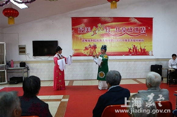 Jiading art association celebrates festival with senior citizens