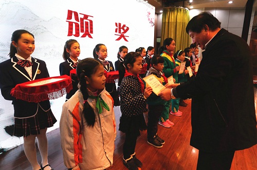 Nanxiang gives away painting awards to youth