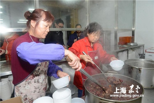 Jiading temples send special congee at Laba Festival