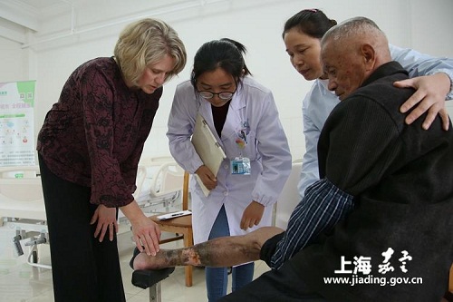 US medical experts come to Jiading for expertise exchanges