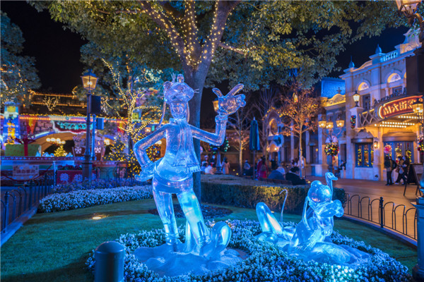 Shanghai Disneyland gets into Christmas spirit
