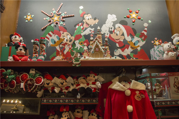 Shanghai Disneyland gets into Christmas spirit