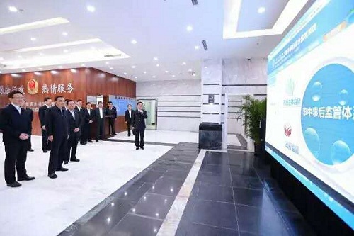 Premier Li Keqiang visits Shanghai free trade zone