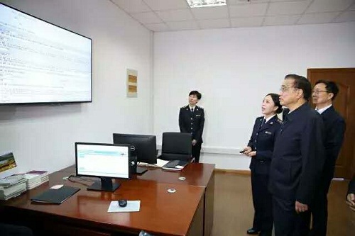 Premier Li Keqiang visits Shanghai free trade zone