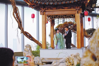 Kunqu Opera hits new heights at Lujiazui sky garden