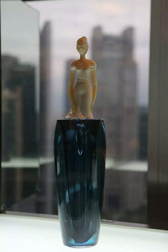 Finnish glass artwork brightens up Lujiazui skyscraper