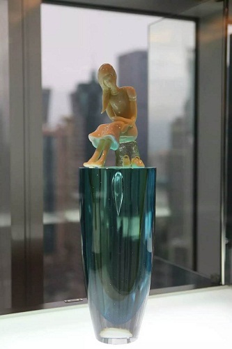 Finnish glass artwork brightens up Lujiazui skyscraper