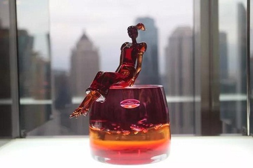 Finnish glass artwork brightens up Lujiazui skyscraper