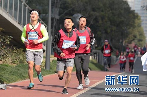 Lujiazui workers run for health