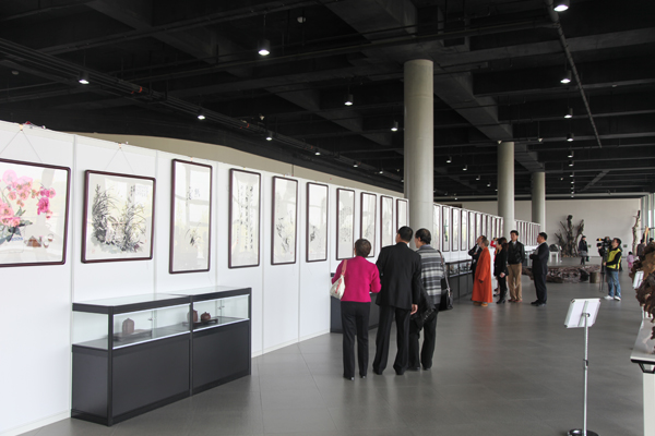 Chenshan holds painting art show