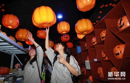 Shanghai Happy Valley holds Halloween Pumpkin Festival