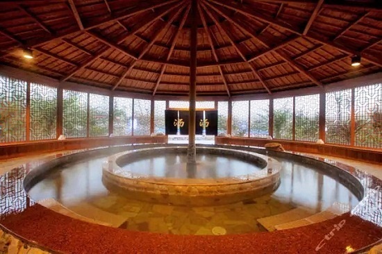 Bathe in Xuelang Lake’s outdoor hot springs