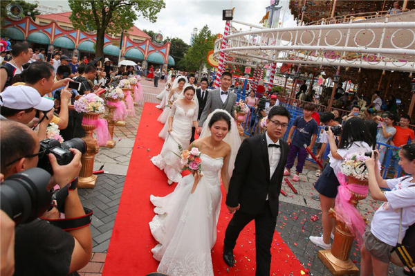 10 couples marry in Shanghai Happy Valley