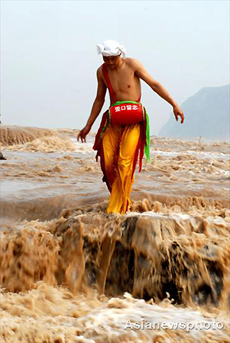 Hukou Waterfall attracts visitors