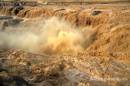 Hukou Waterfall attracts visitors
