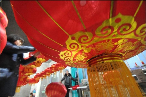 Red lanterns made in N China to prepare for upcoming Lantern Festival