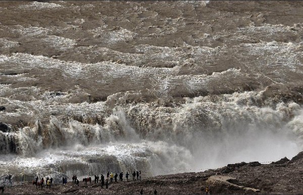 Hukou Falls see their earliest spring flood in five years