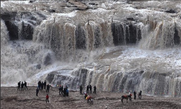 Hukou Falls see their earliest spring flood in five years