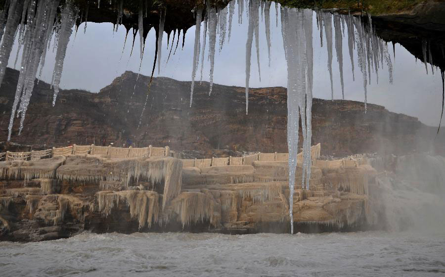 Icicles formed over running Hukou waterfall