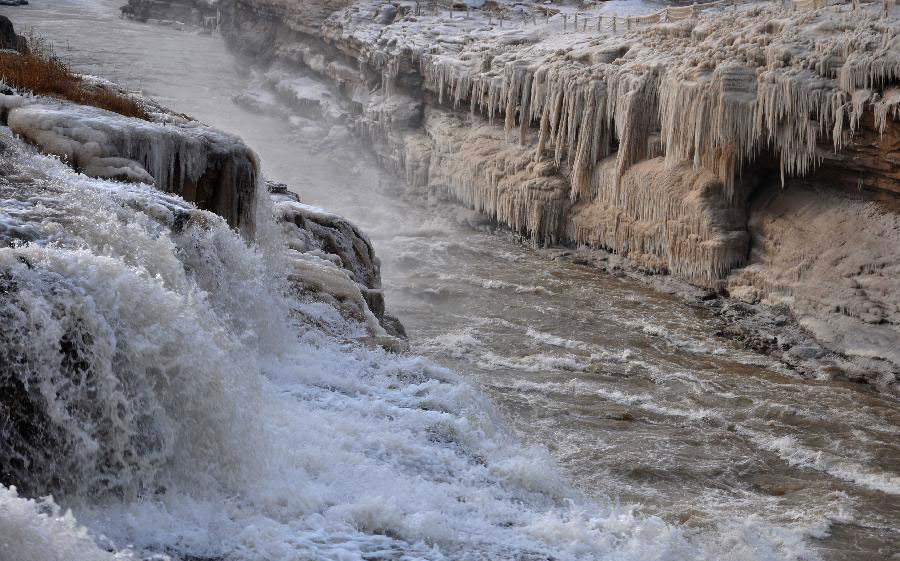 Icicles formed over running Hukou waterfall