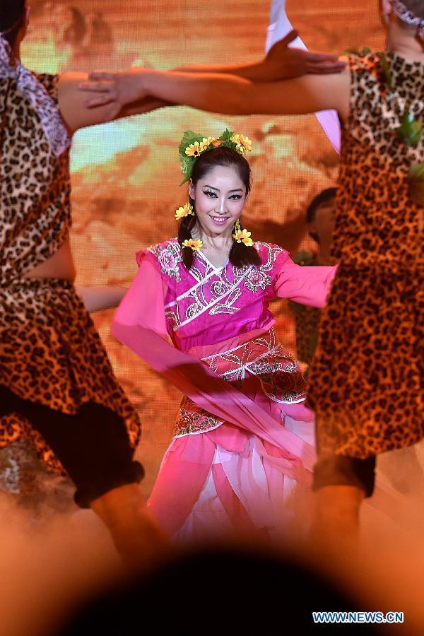 Performers stage spring festival gala in Shanxi