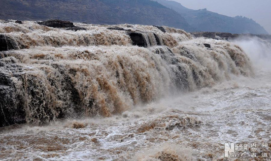 Spectacular spring flood of Hukou waterfall
