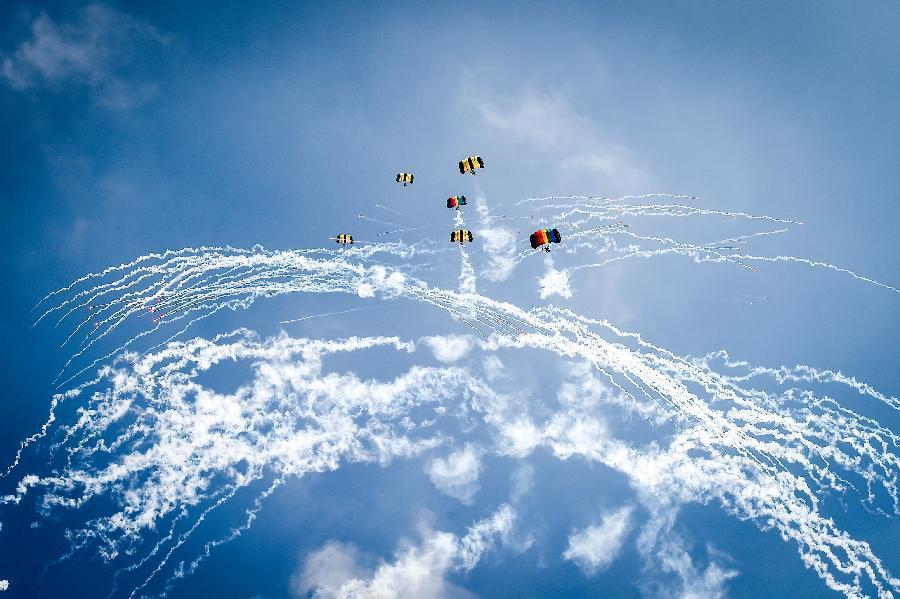 Parachuting championship opens in Taiyuan