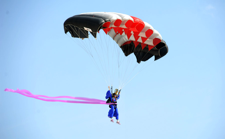Parachuting championship opens in Taiyuan